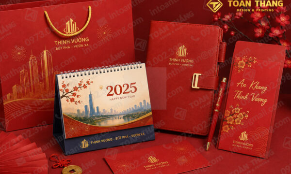 Bộ Giftset quà Tết doanh nghiệp đồng bộ lịch để bàn và các ấn phẩm thương hiệu.