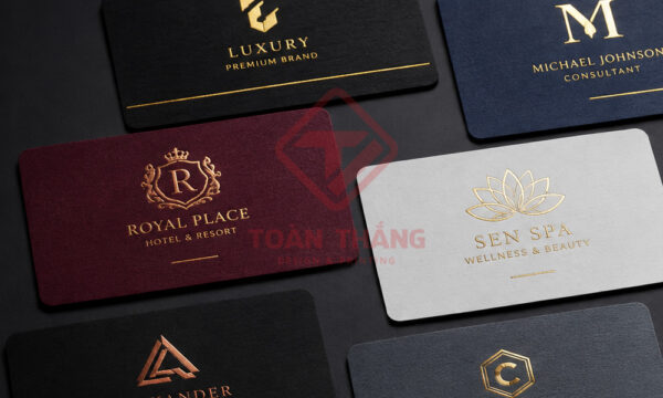 Nhiều mẫu namecard sử dụng ép kim vàng, bạc và màu sắc khác nhau.