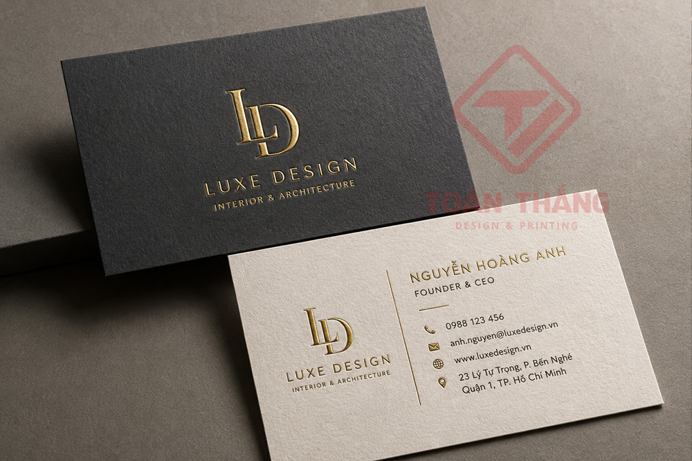 Mẫu namecard giấy mỹ thuật ép kim logo và tên thương hiệu.